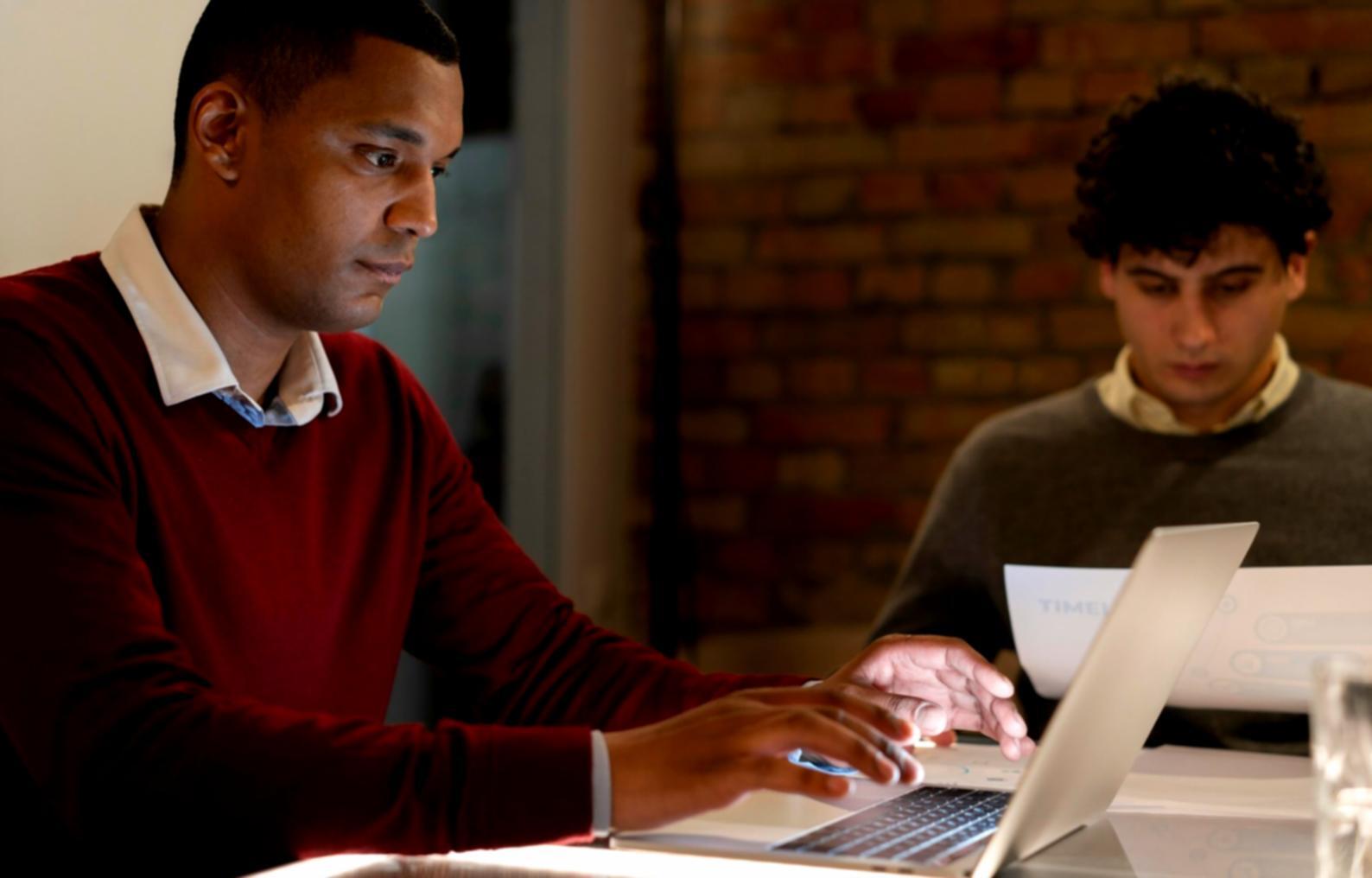 Interaktive Gruppenarbeit während eines Kurses